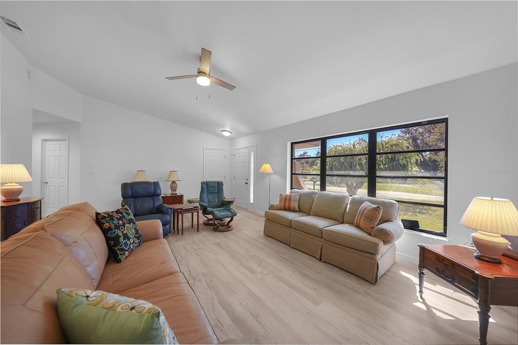 For Sale: $275,000 (2 beds, 2 baths, 1785 Square Feet)