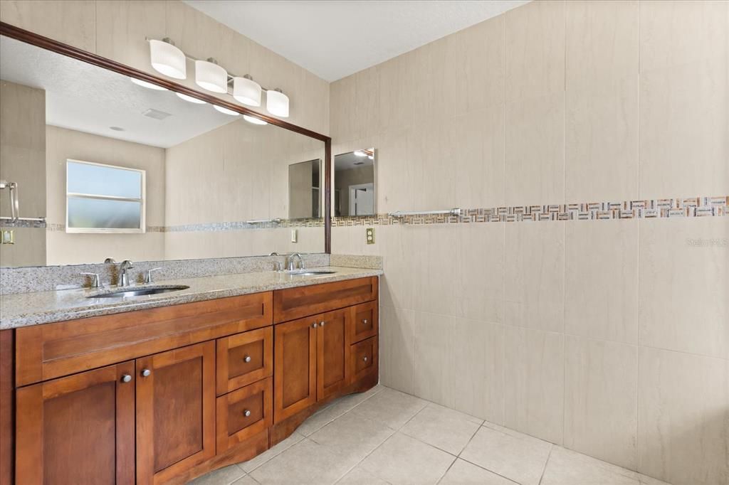 For Sale: $595,000 (6 beds, 4 baths, 3457 Square Feet)