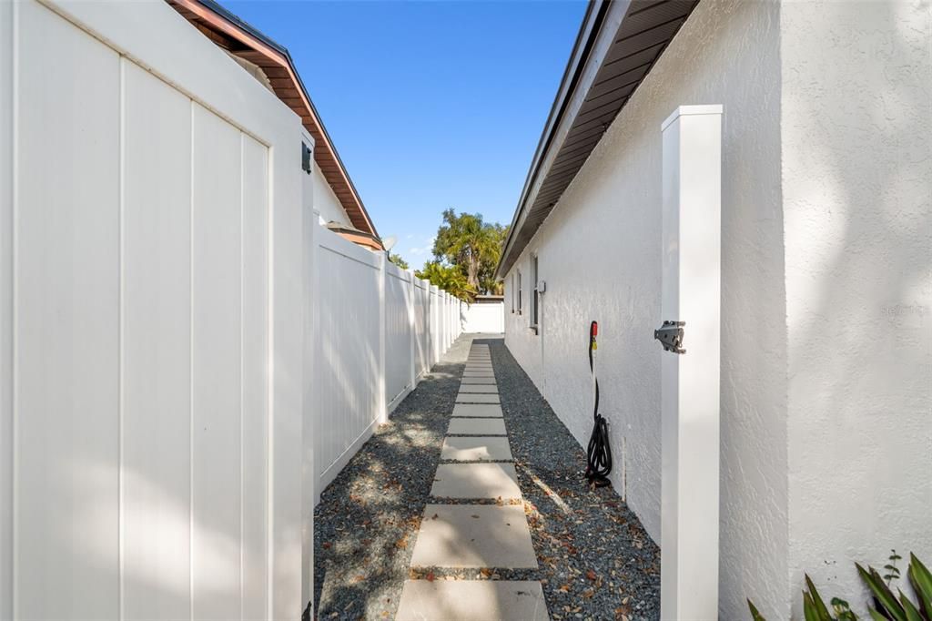 出租: $3,000 (3 贝兹, 2 浴室, 1559 平方英尺)