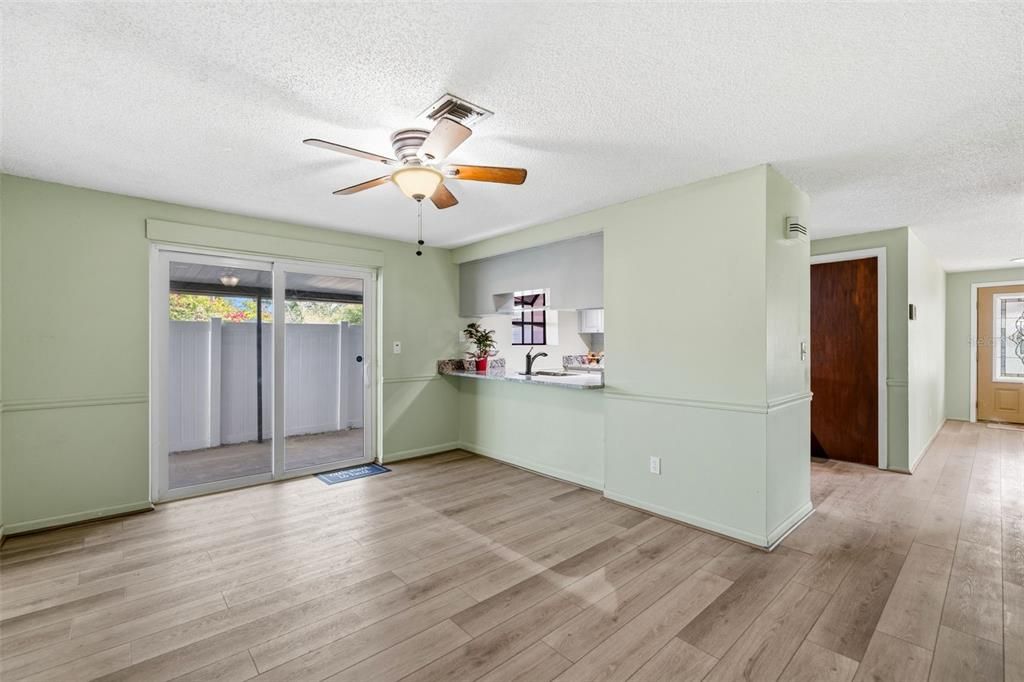 出租: $3,000 (3 贝兹, 2 浴室, 1559 平方英尺)