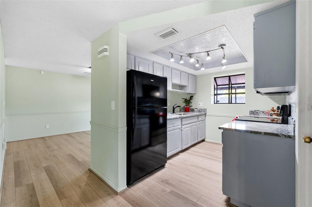 出租: $3,000 (3 贝兹, 2 浴室, 1559 平方英尺)