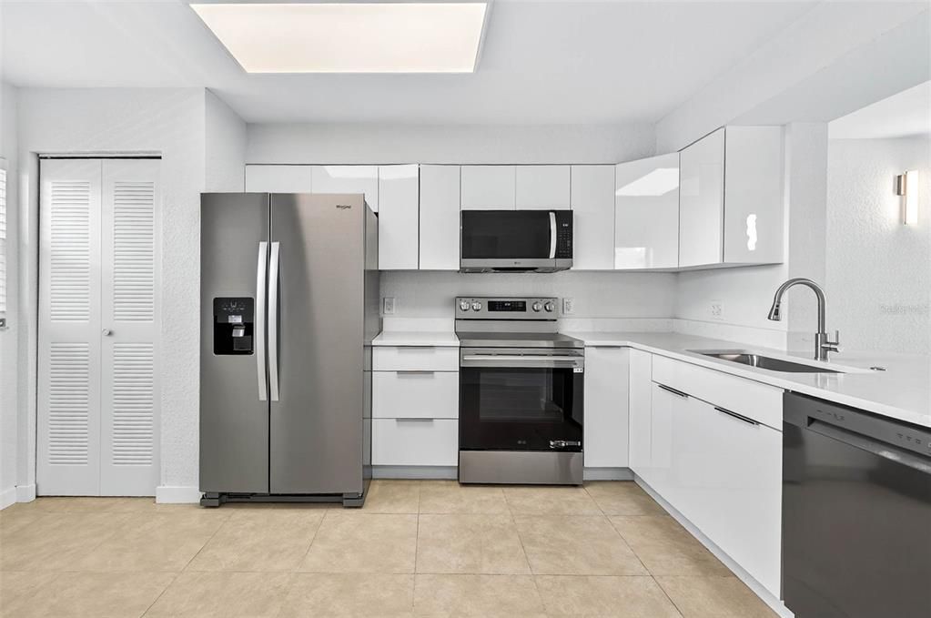 For Sale: $249,900 (2 beds, 2 baths, 960 Square Feet)