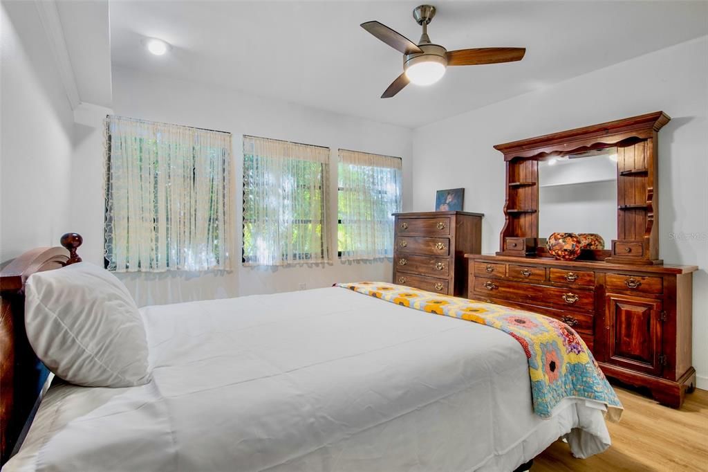 На продажу: $320,000 (2 спален, 2 ванн, 1432 Квадратных фут)