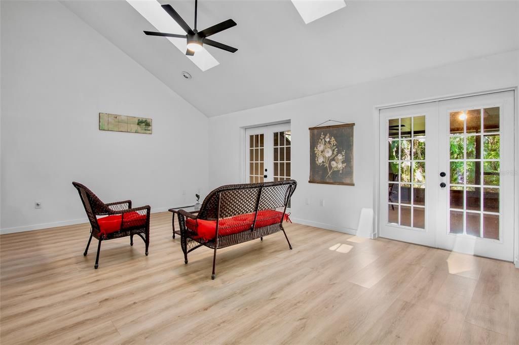 На продажу: $320,000 (2 спален, 2 ванн, 1432 Квадратных фут)