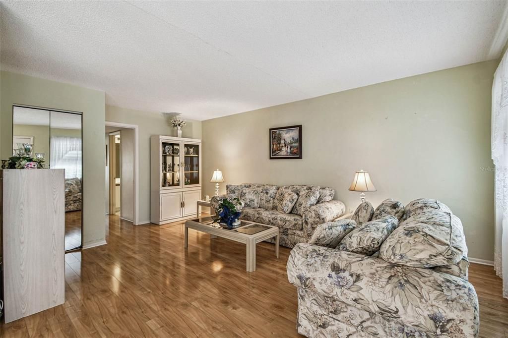 For Sale: $119,000 (1 beds, 1 baths, 924 Square Feet)