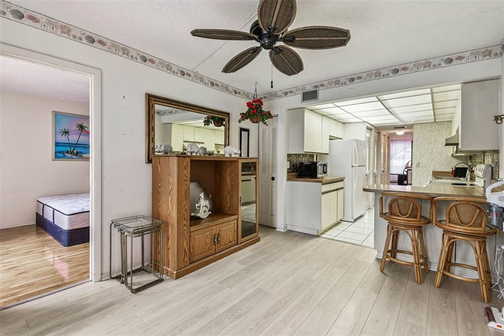 For Sale: $119,000 (1 beds, 1 baths, 924 Square Feet)