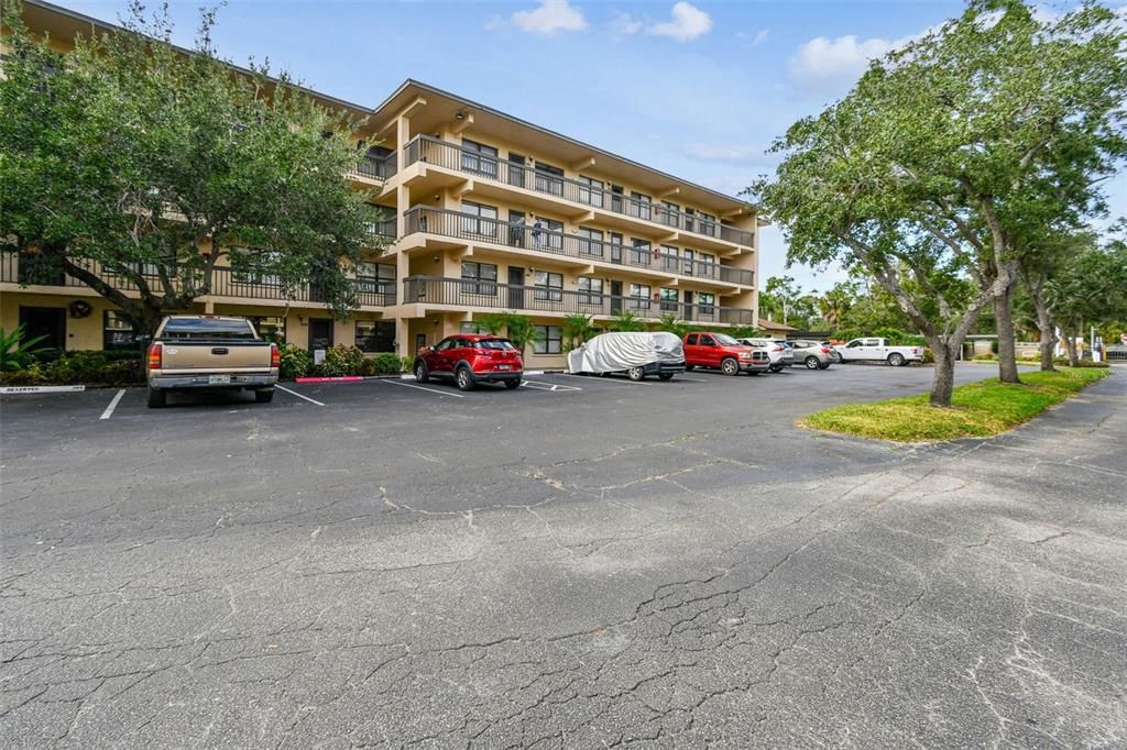 For Sale: $119,000 (1 beds, 1 baths, 924 Square Feet)