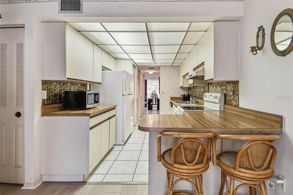 For Sale: $119,000 (1 beds, 1 baths, 924 Square Feet)