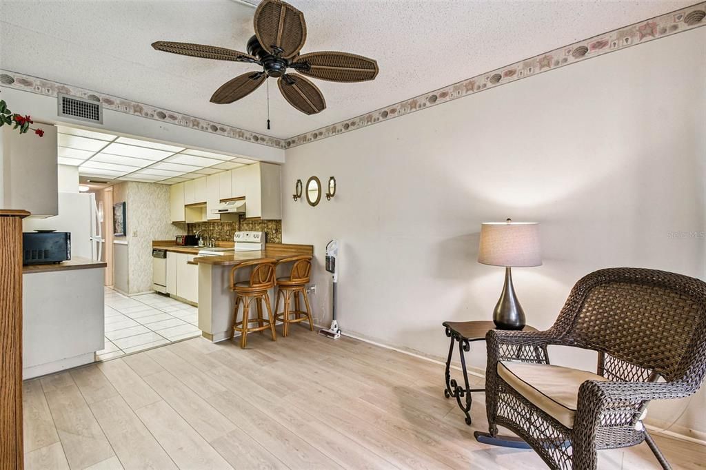 For Sale: $119,000 (1 beds, 1 baths, 924 Square Feet)