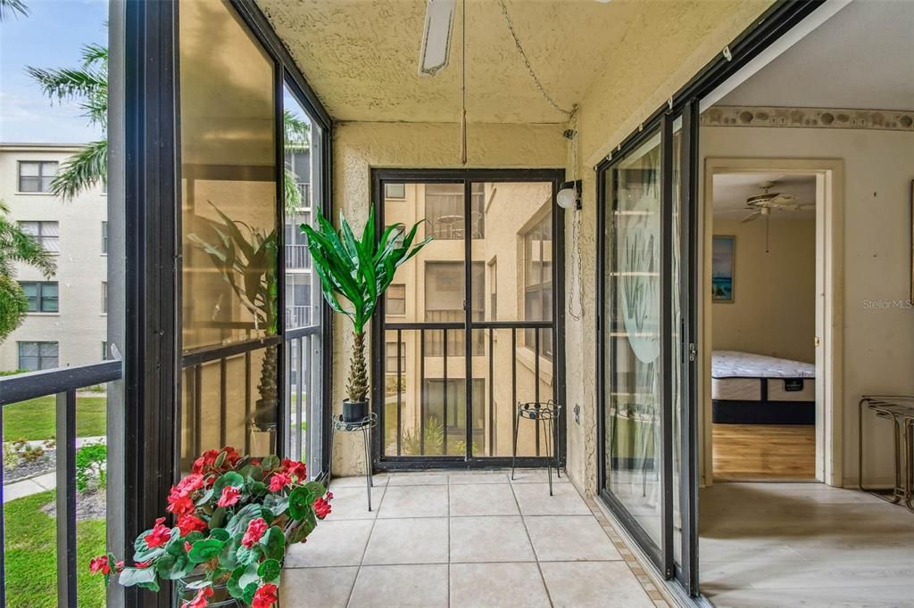 For Sale: $119,000 (1 beds, 1 baths, 924 Square Feet)