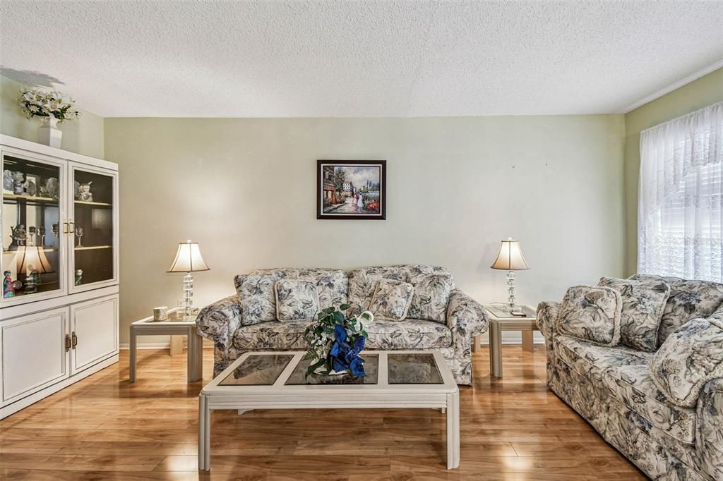 For Sale: $119,000 (1 beds, 1 baths, 924 Square Feet)