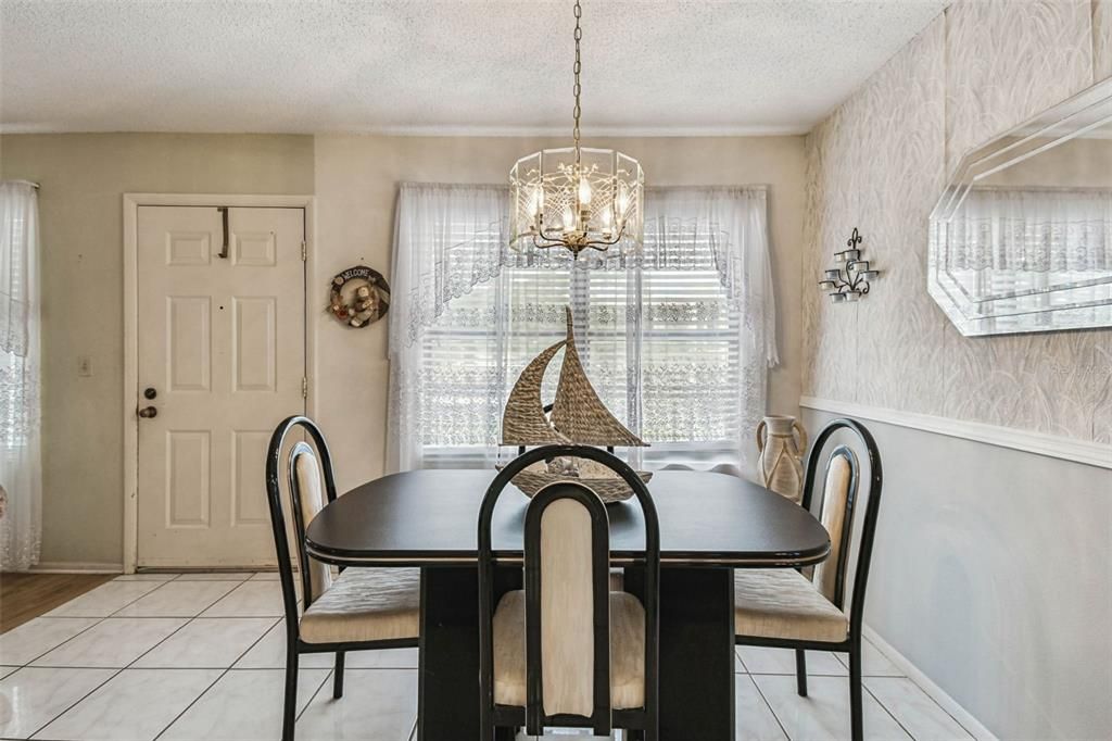 For Sale: $119,000 (1 beds, 1 baths, 924 Square Feet)