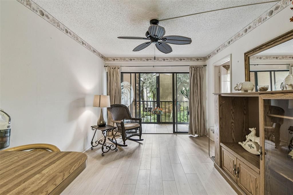 For Sale: $119,000 (1 beds, 1 baths, 924 Square Feet)