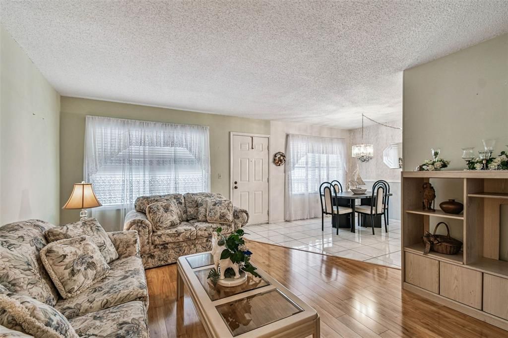 For Sale: $119,000 (1 beds, 1 baths, 924 Square Feet)