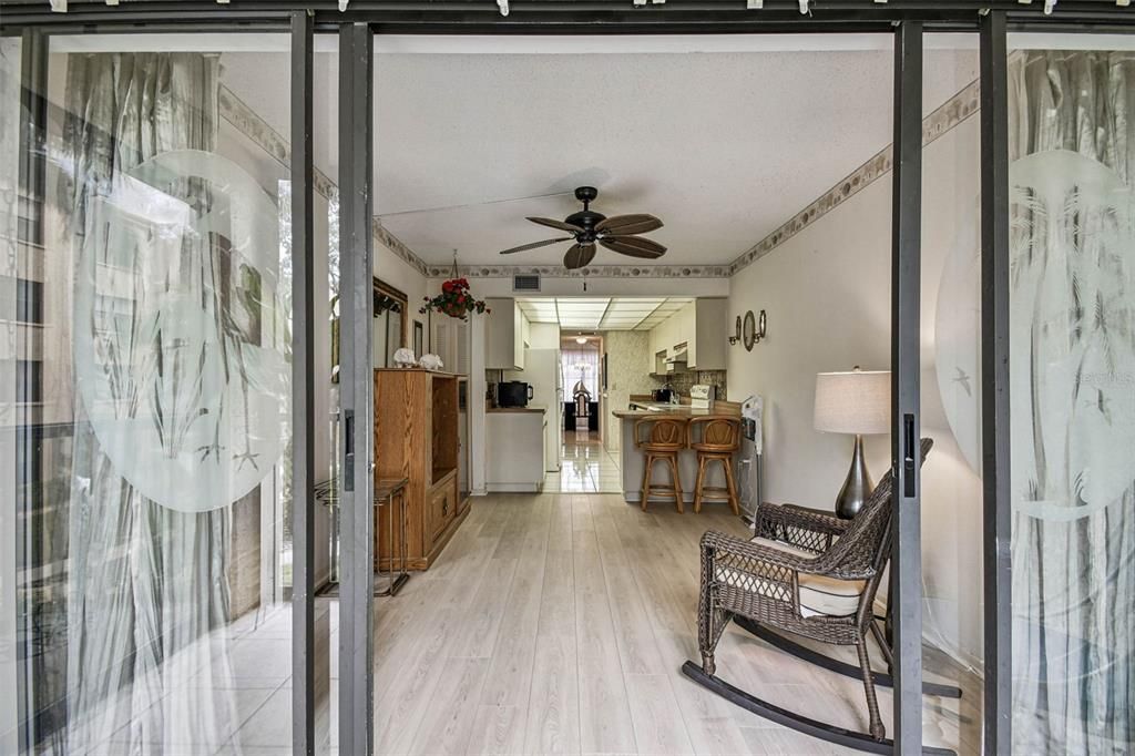 For Sale: $119,000 (1 beds, 1 baths, 924 Square Feet)