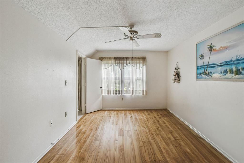 For Sale: $119,000 (1 beds, 1 baths, 924 Square Feet)