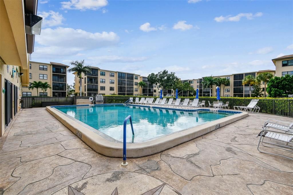 For Sale: $119,000 (1 beds, 1 baths, 924 Square Feet)