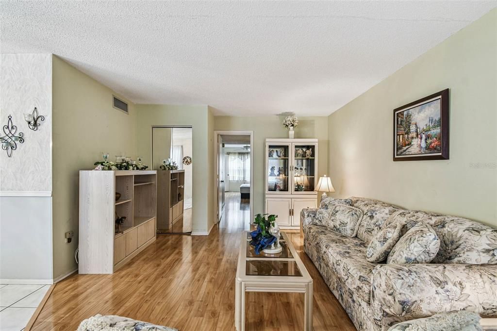 For Sale: $119,000 (1 beds, 1 baths, 924 Square Feet)