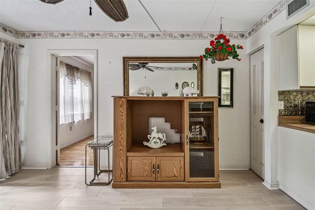 For Sale: $119,000 (1 beds, 1 baths, 924 Square Feet)