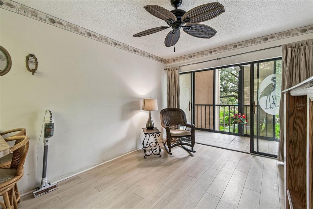 For Sale: $119,000 (1 beds, 1 baths, 924 Square Feet)