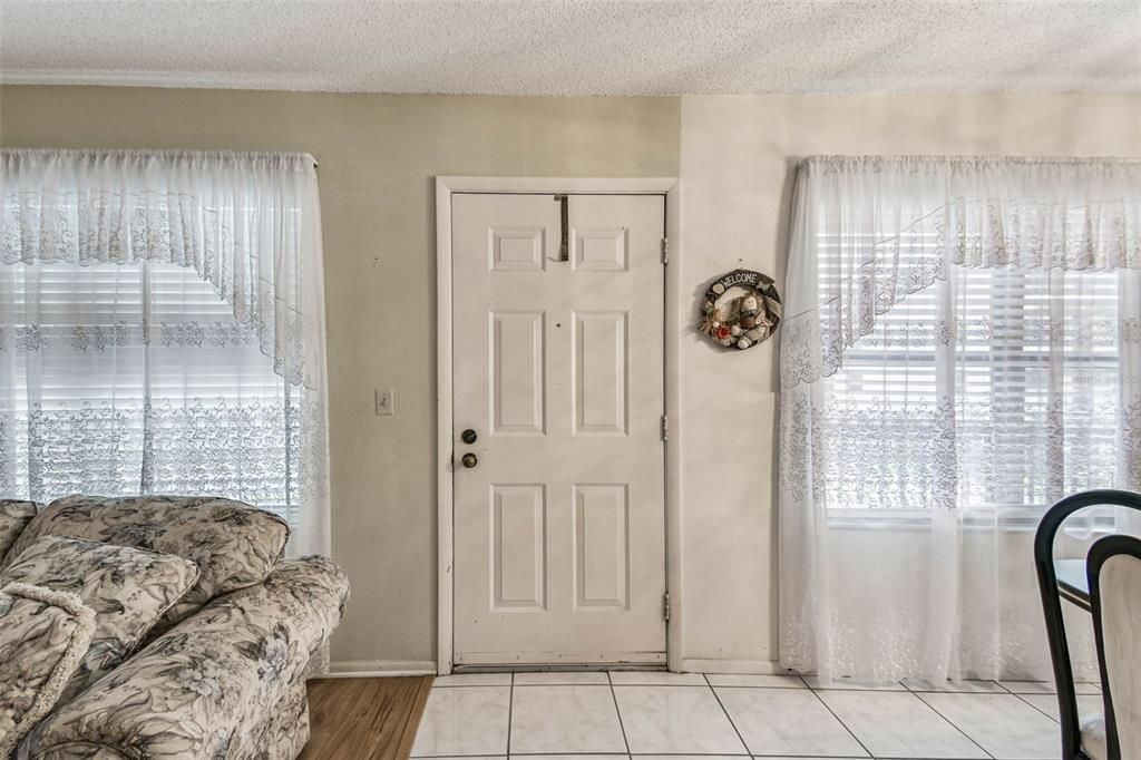 For Sale: $119,000 (1 beds, 1 baths, 924 Square Feet)