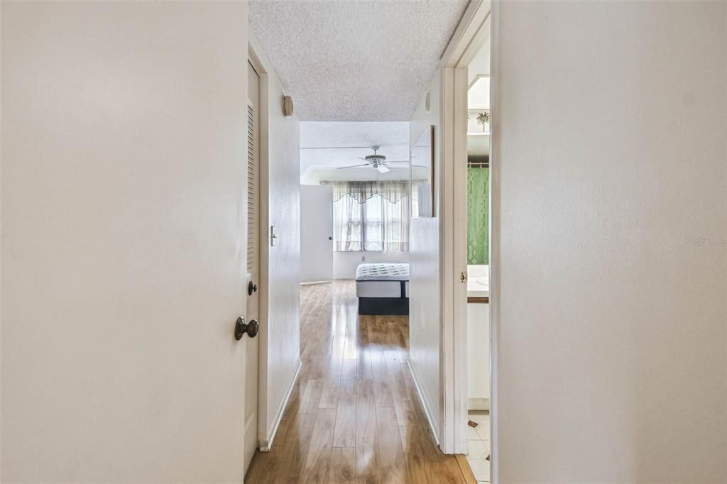 For Sale: $119,000 (1 beds, 1 baths, 924 Square Feet)