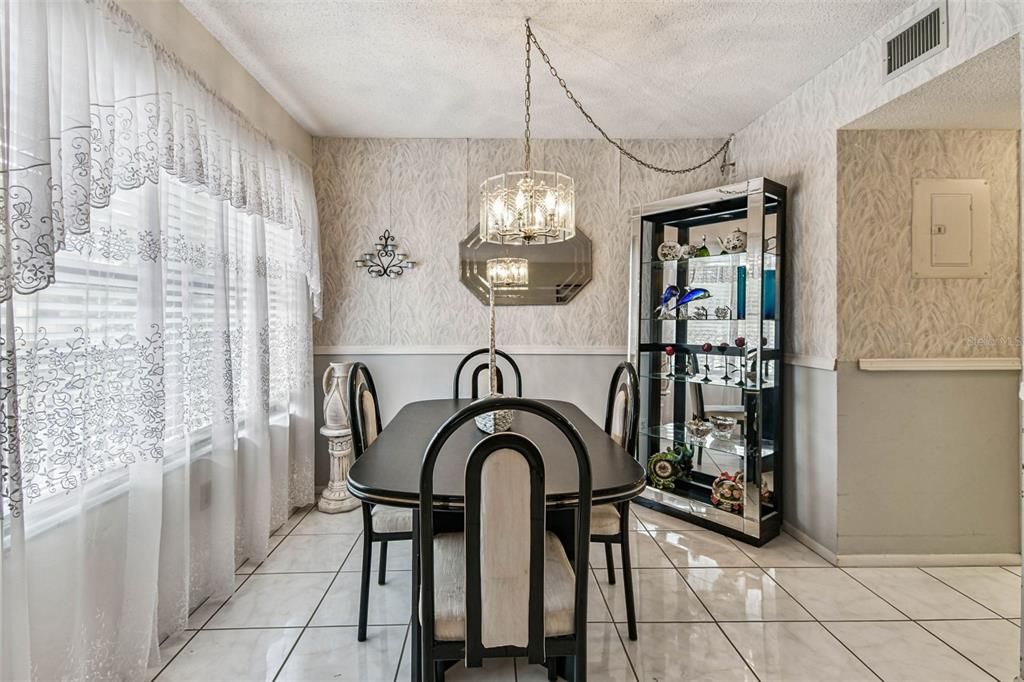 For Sale: $119,000 (1 beds, 1 baths, 924 Square Feet)