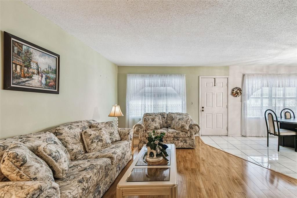 For Sale: $119,000 (1 beds, 1 baths, 924 Square Feet)