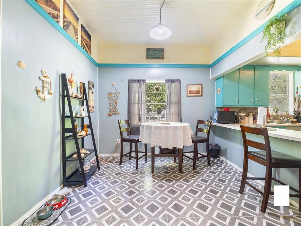 For Sale: $195,000 (2 beds, 2 baths, 1321 Square Feet)