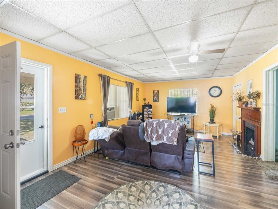 For Sale: $195,000 (2 beds, 2 baths, 1321 Square Feet)