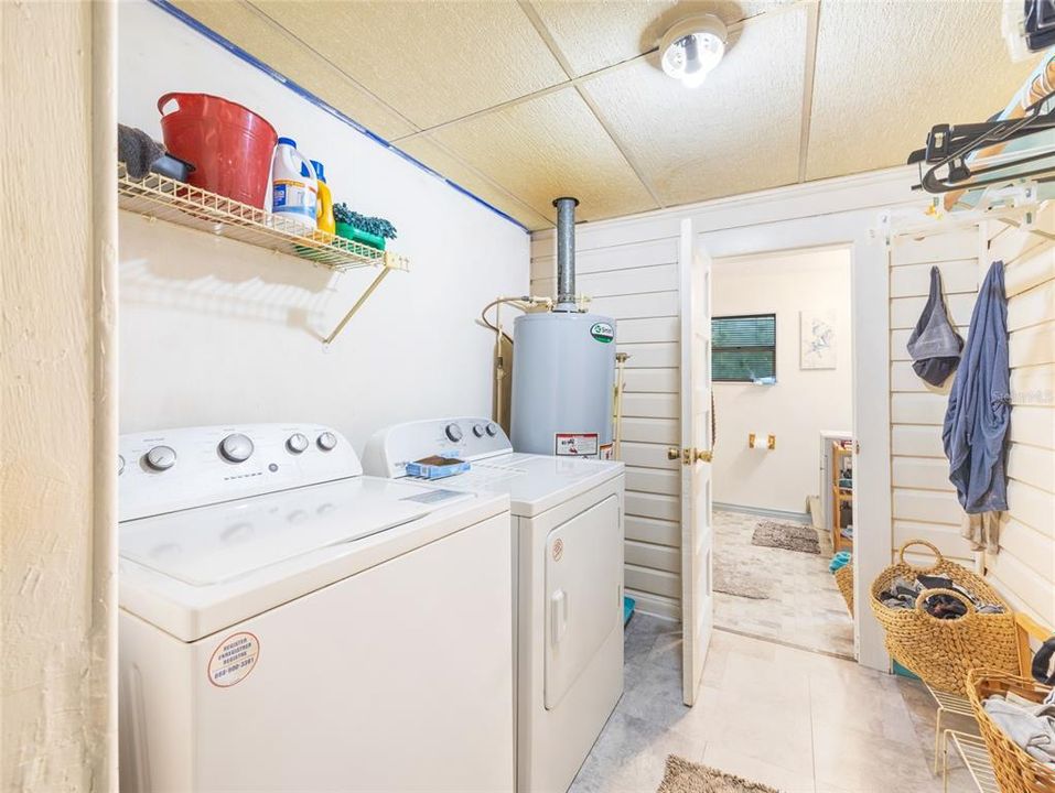 For Sale: $195,000 (2 beds, 2 baths, 1321 Square Feet)