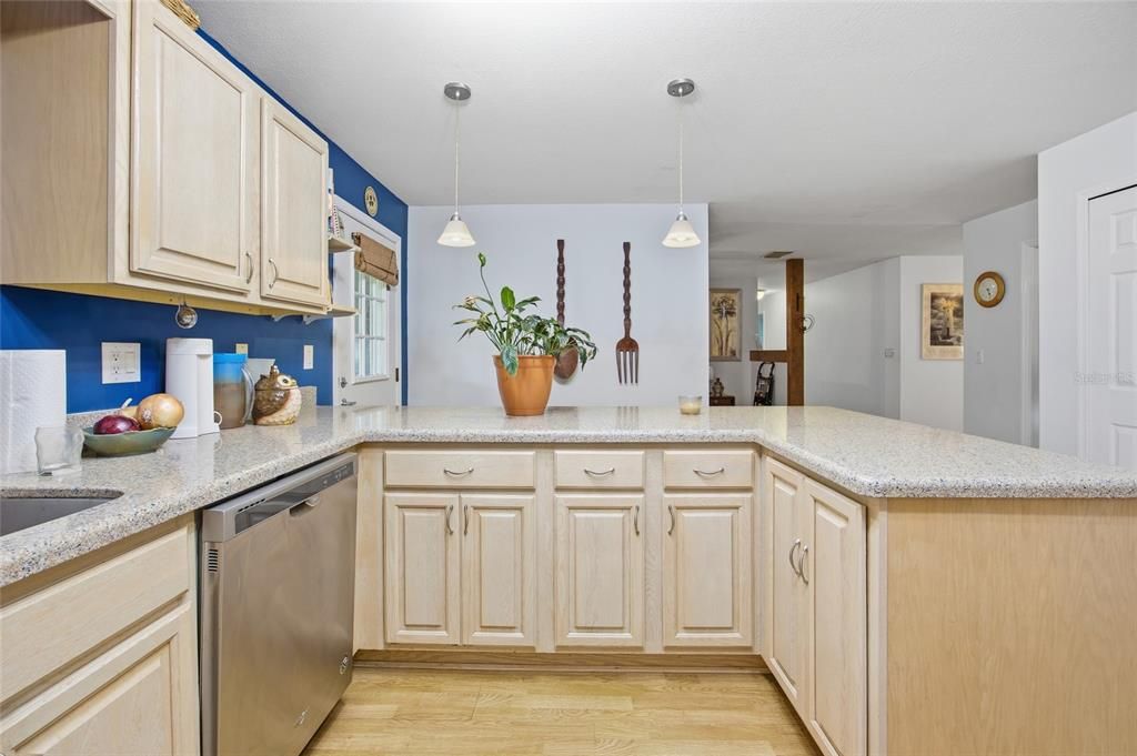 На продажу: $305,000 (3 спален, 2 ванн, 1944 Квадратных фут)