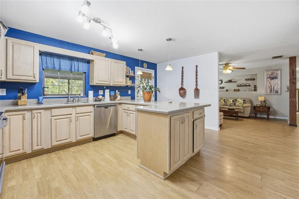 На продажу: $305,000 (3 спален, 2 ванн, 1944 Квадратных фут)