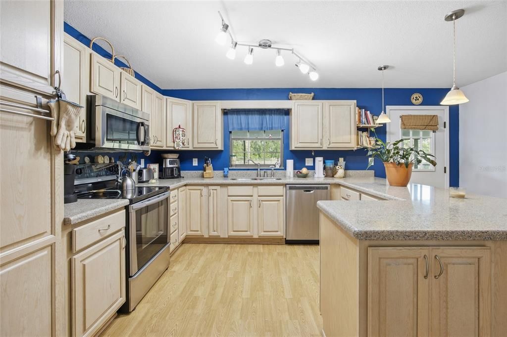 На продажу: $305,000 (3 спален, 2 ванн, 1944 Квадратных фут)