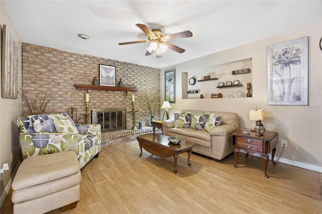 На продажу: $305,000 (3 спален, 2 ванн, 1944 Квадратных фут)