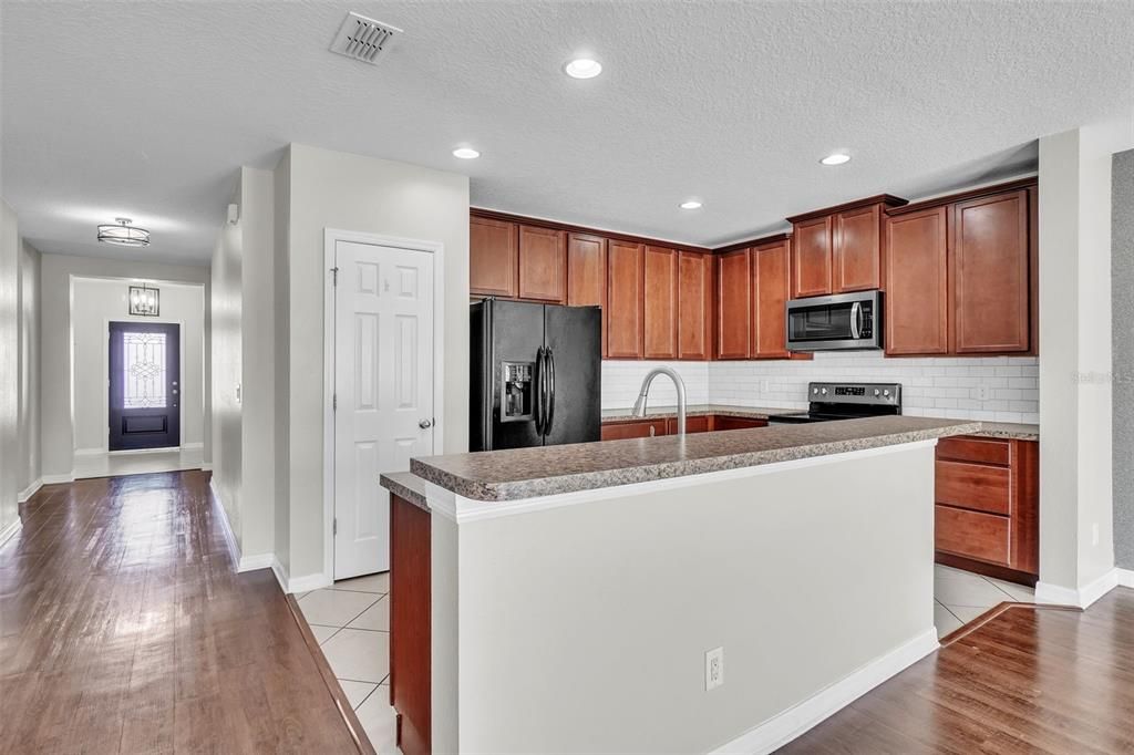 Под контрактом: $380,000 (4 спален, 2 ванн, 1820 Квадратных фут)