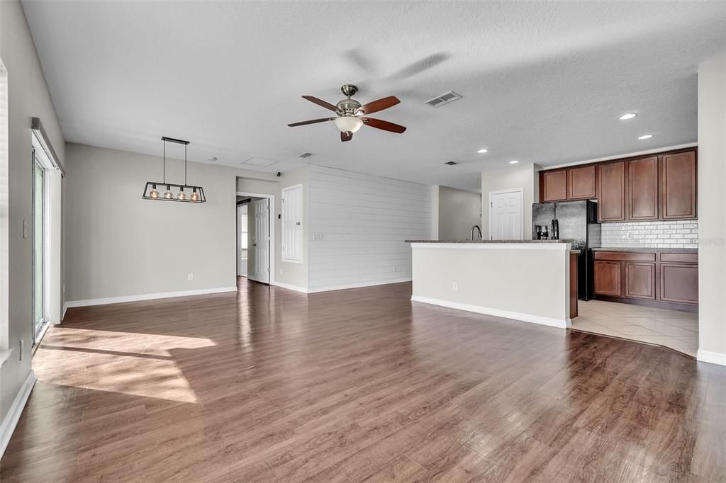 Под контрактом: $380,000 (4 спален, 2 ванн, 1820 Квадратных фут)