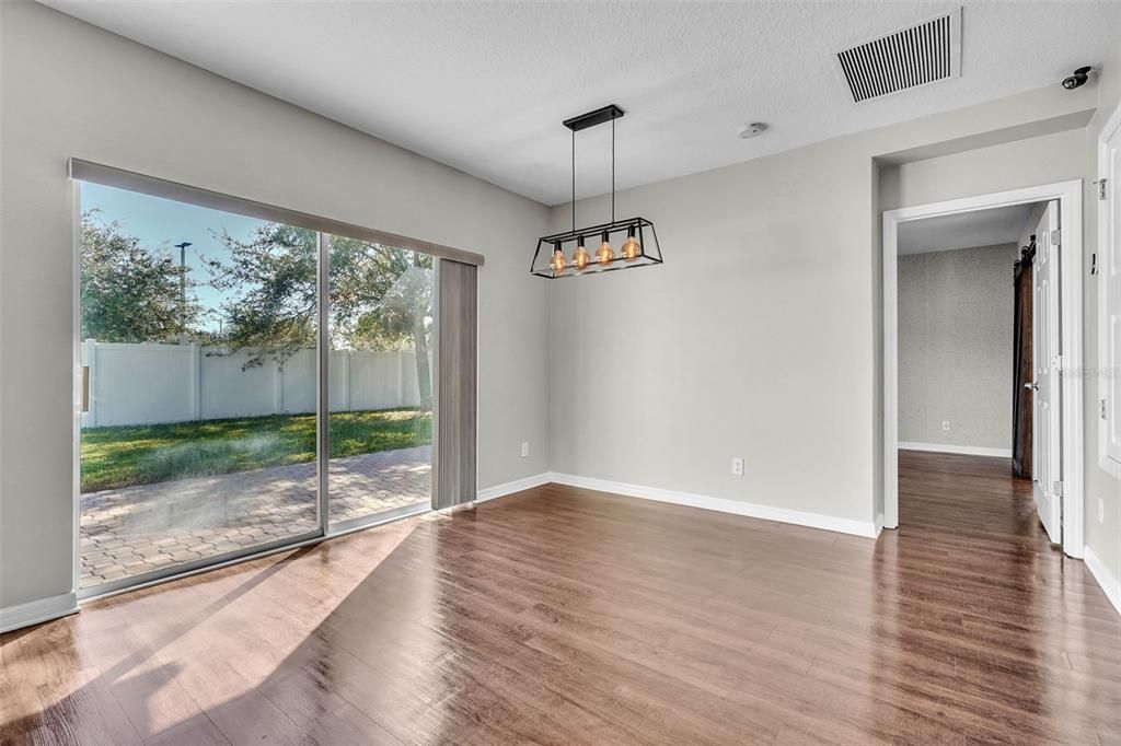 Под контрактом: $380,000 (4 спален, 2 ванн, 1820 Квадратных фут)