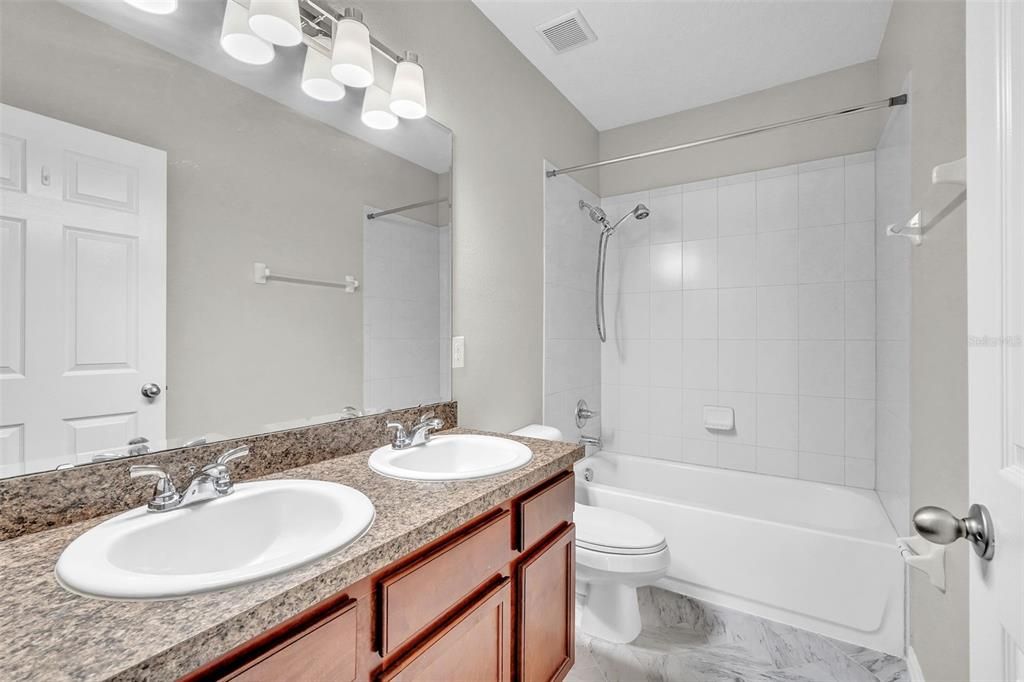 Под контрактом: $380,000 (4 спален, 2 ванн, 1820 Квадратных фут)