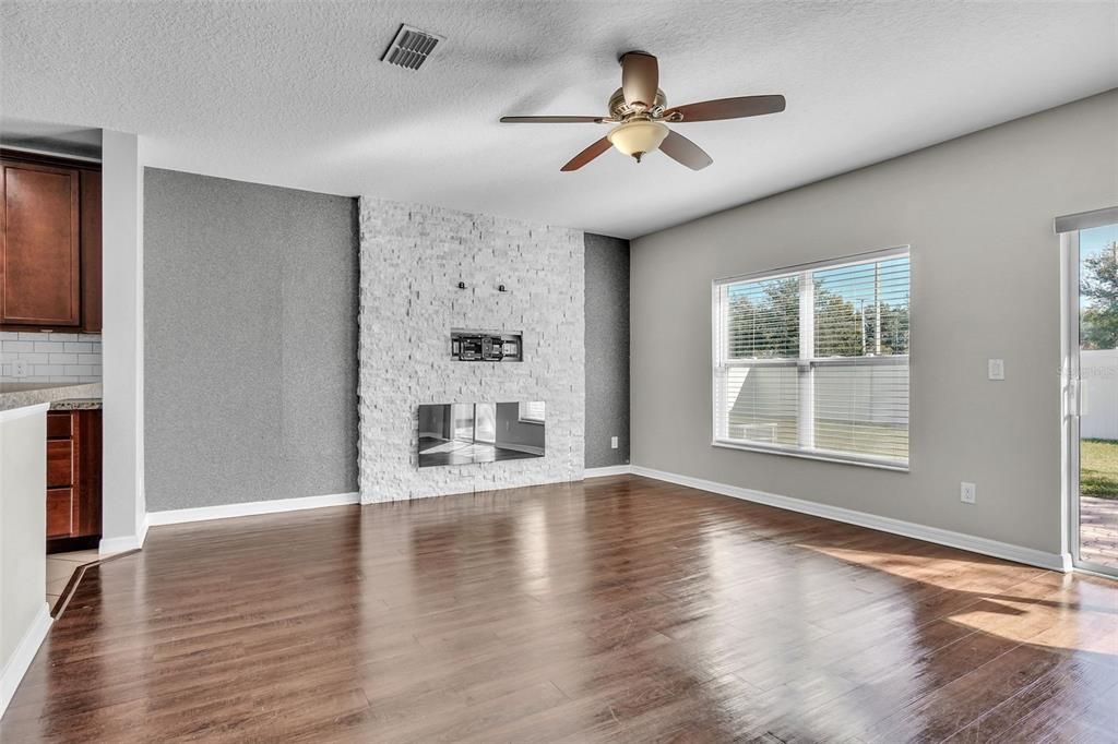 Под контрактом: $380,000 (4 спален, 2 ванн, 1820 Квадратных фут)