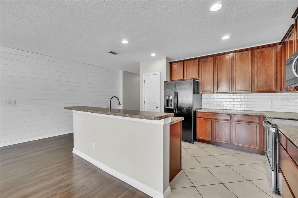 Под контрактом: $380,000 (4 спален, 2 ванн, 1820 Квадратных фут)