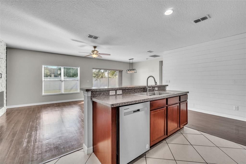 Под контрактом: $380,000 (4 спален, 2 ванн, 1820 Квадратных фут)