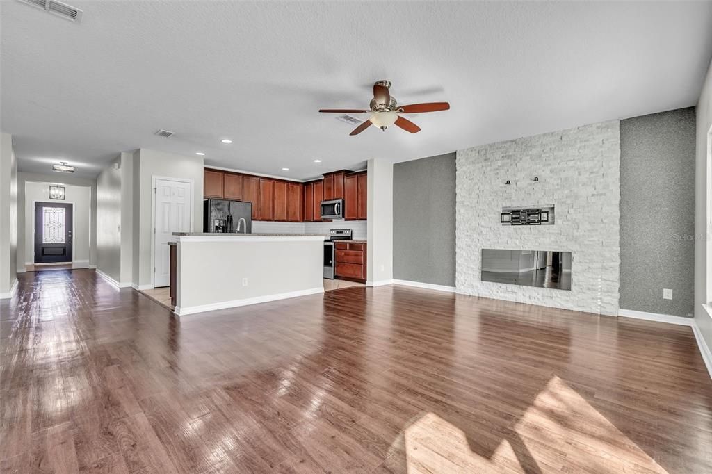 Под контрактом: $380,000 (4 спален, 2 ванн, 1820 Квадратных фут)