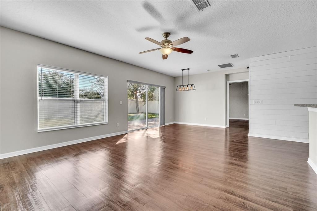 Под контрактом: $380,000 (4 спален, 2 ванн, 1820 Квадратных фут)