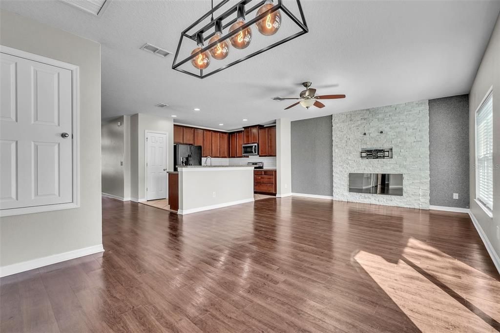 Под контрактом: $380,000 (4 спален, 2 ванн, 1820 Квадратных фут)