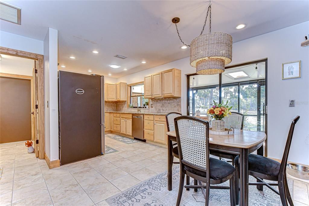 En Venta: $575,000 (4 camas, 2 baños, 2250 Pies cuadrados)