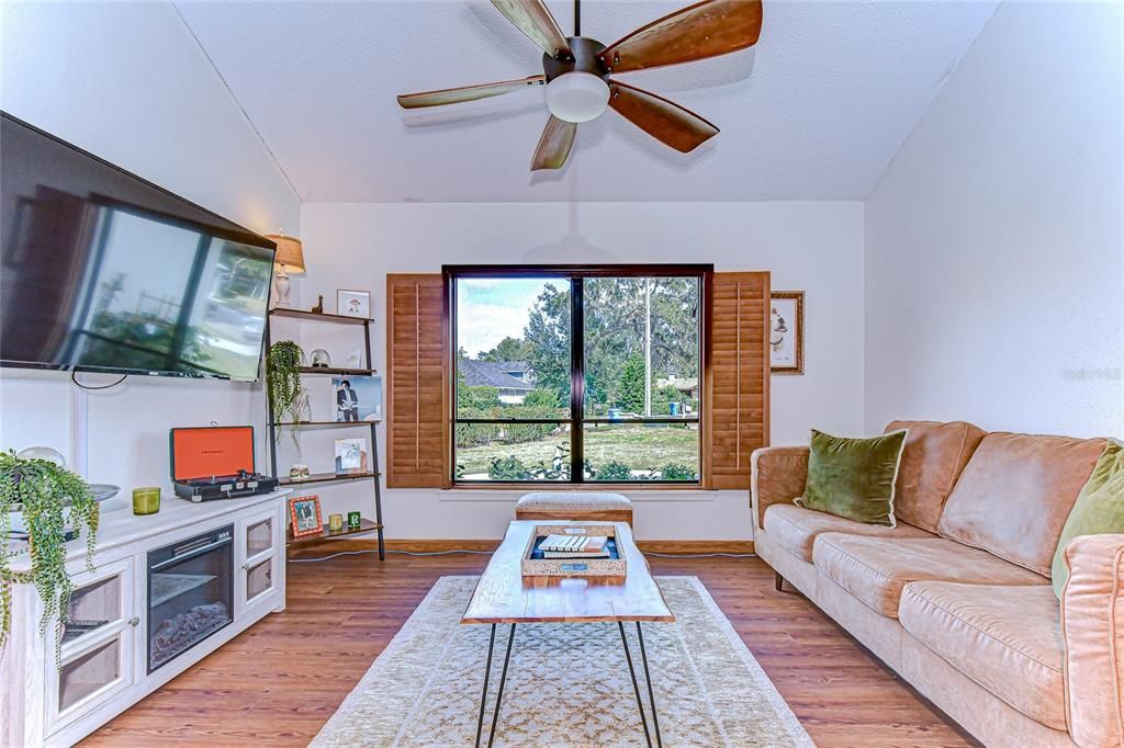 En Venta: $575,000 (4 camas, 2 baños, 2250 Pies cuadrados)