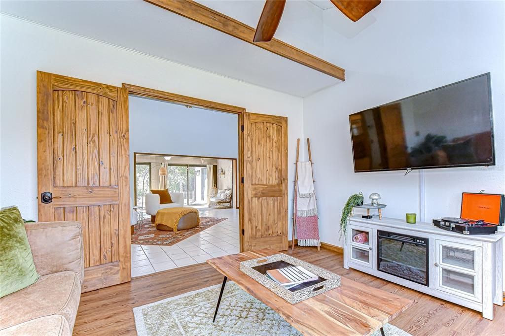 En Venta: $575,000 (4 camas, 2 baños, 2250 Pies cuadrados)