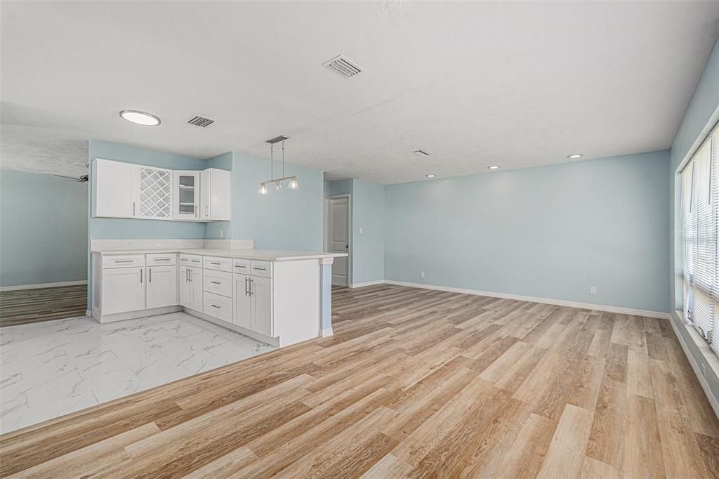 For Rent: $2,995 (4 beds, 2 baths, 1910 Square Feet)