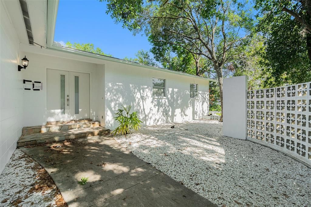 For Rent: $2,995 (4 beds, 2 baths, 1910 Square Feet)